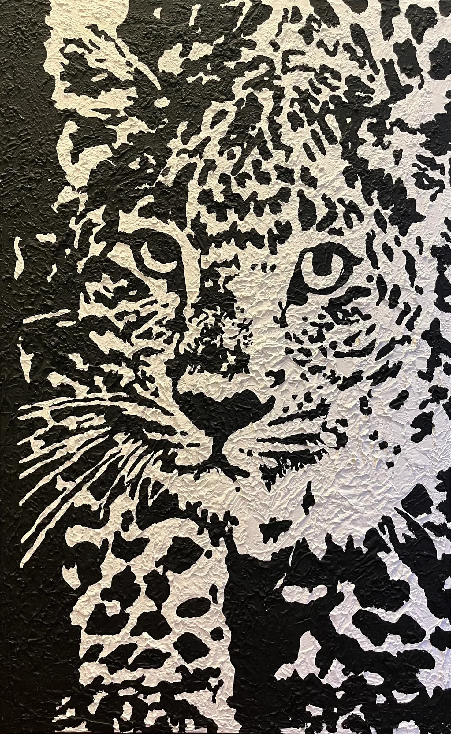 Leopardo — materiali misti su tela. Pattern animale ricomposto con materiali di scarto.