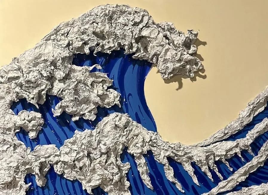Onda — plastica modellata e carta stagnola, 60×80 cm. Ispirata alla Grande Onda di Kanagawa.